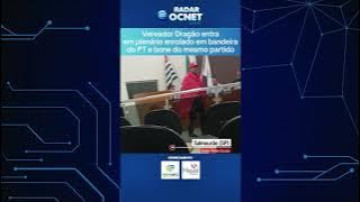V�DEO: Vereador Drag�o de Salmour�o entra no plen�rio enrolado em bandeira do PT