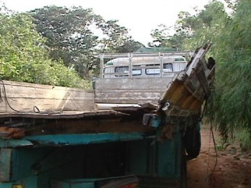 Ponte desaba e caminh�o com tr�s pessoas cai em rio