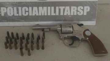 Idoso � denunciado enquanto andava armado com rev�lver em pra�a p�blica e acaba preso em Salmour�o