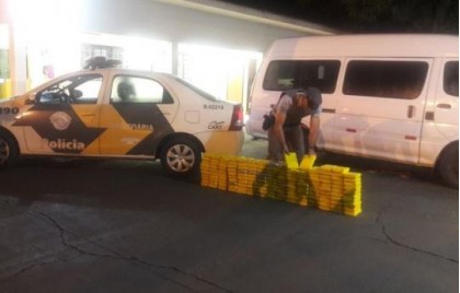 Droga estava escondida em um fundo falso de um micro-�nibus abordado em Presidente Epit�cio (Foto: Pol�cia Militar/Cedida)