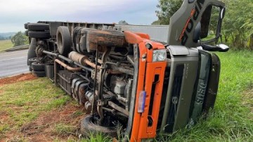 Tombamento de caminh�o-ba� deixa motorista ferido na Rodovia Comandante Jo�o Ribeiro de Barros
