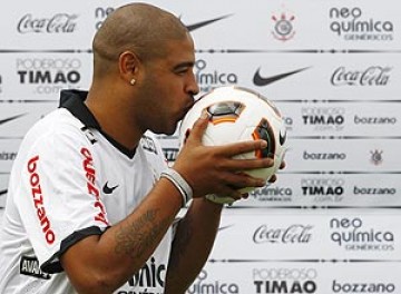 Tite diz que Adriano emagreceu e quer atacante na Libertadores