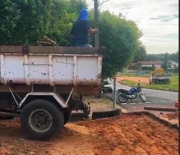 Prefeitura inicia obra de sarjet�o em Osvaldo Cruz na Yutaka Abe esquina com a Dr Taves