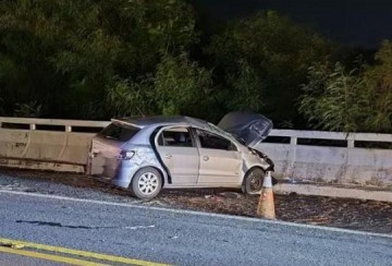 Carro capota ap�s bater em barreira de concreto e quatro pessoas ficam feridas, em Presidente Prudente