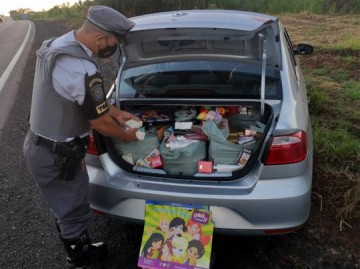 Pol�cia Rodovi�ria prende trio com carga de produtos contrabandeados no porta-malas de dois carros