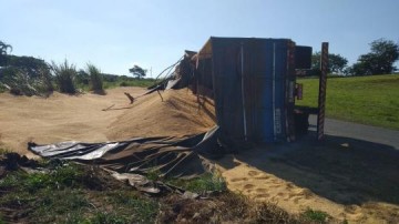 Motorista fica ferido ap�s tombar caminh�o em Parapu�