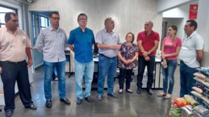 Entrega de alimentos aconteceu na manh� de hoje (Foto: Alessandro Panv�chio)