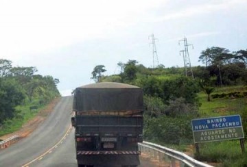 Caminh�es continuam trafegando na SP-294 com suspens�o mais alta