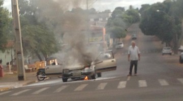 Carro pega fogo na esquina do Parque dos Pioneiros