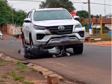 Motociclista tem ferimentos graves em acidente na rua Yutaka Abe em Osvaldo Cruz