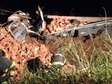 Santa Mercedes: carga cai sobre cabine de caminh�o e motorista fica gravemente ferido
