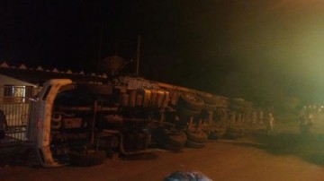 Bitrem tomba no centro de Salmour�o e por pouco n�o atinge resid�ncia