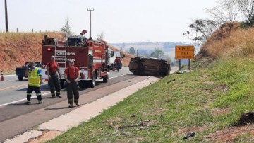 Capotamento de ve�culo deixa duas pessoas feridas entre Osvaldo Cruz e Parapu�