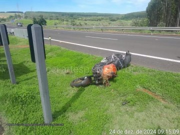 Motociclista morre ap�s bater em defensa met�lica em rodovia de Mar�lia
