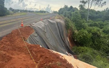 Igual a Via de Acesso em Osvaldo Cruz: deslizamento de solo bloqueia trecho da SP-563 entre Venceslau e Teodoro Sampaio