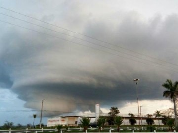 Formao de nuvem gigantesca assusta moradores de Tup