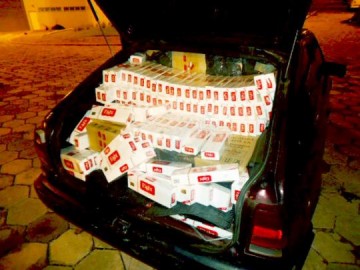 Homem � detido em Kadett abarrotado com 9 mil ma�os de cigarros