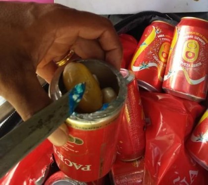 C�psulas de coca�na foram localizadas dentro das latas de cerveja (Foto: Pol�cia Militar Rodovi�ria/Divulga��o)