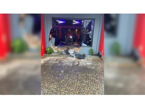 Motorista perde controle do carro, invade academia e atinge outros dois veculos em Guararapes
