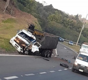 Colis�o frontal de dois caminh�es deixa duas pessoas feridas na Rodovia Comandante Jo�o Ribeiro de Barros