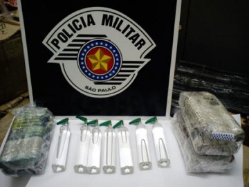 Picape 'lotada' com 100 kg de coca�na e 3 mil lan�a-perfumes � apreendida