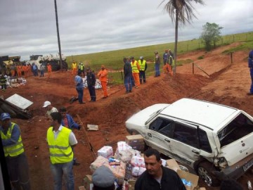 Colis�o na 425 envolve caminh�o de transporte e carro