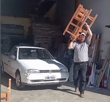 Rotary Club Osvaldo Cruz - Calif�rnia realiza doa��o de cadeiras ao Lar S�o Vicente de Paula