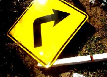 Pol�cia registra novo choque de ve�culo contra placa de sinaliza��o