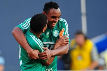 Obina faz gol e comanda vitria para tirar Palmeiras da degola