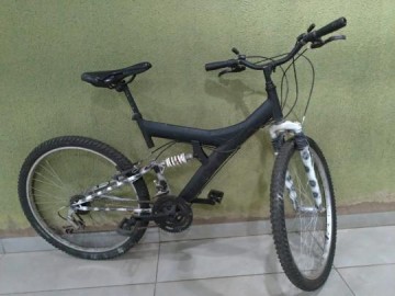 Dupla agride ciclista com pauladas, rouba R$ 20 e acaba presa em Junqueir�polis