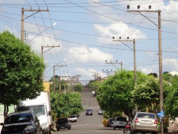 Prefeitura de OC diz que apag�es na regi�o da 21 de Abril e Taves � problema de manuten��o em copas de �rvores