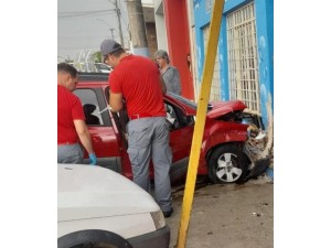 Motorista perde o controle e bate em outros automveis atingindo a entrada de uma loja de produtos de limpeza na Av. Armando Sales