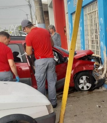 Motorista perde o controle e bate em outros automveis atingindo a entrada de uma loja de produtos de limpeza na Av. Armando Sales