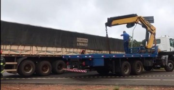 Motociclista morre ap�s ser atropelado por caminh�o em rotat�ria de Quat�