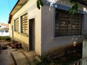 Vizinhos reclamam de abandono da antiga escolinha dos Correios