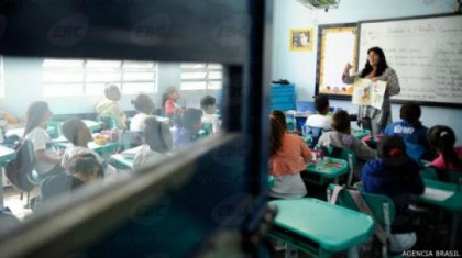 Para consultoria, salrio de professor no Brasil deveria ser quase trs vezes maior (Foto: Tnia Rgo/ABr)