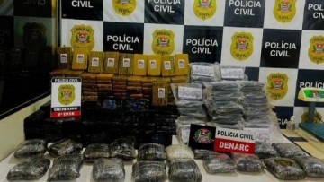 Fiscaliza��o prende dois homens pelo transporte de mais de 300kg de coca�na e maconha em fundo falso de �nibus