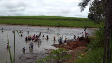 V�DEO: RIN�POLIS - represa de propriedade do ex-prefeito Valentin rompe e popula��o busca 20 mil quilos de Pacu