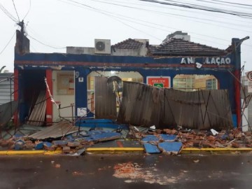 Forte chuva, ventos e granizo causam estragos em bairros de Presidente Prudente