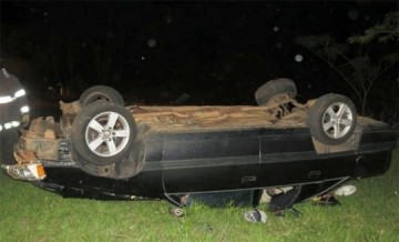 Capotamento deixa motorista ferido no trevo de Osvaldo Cruz