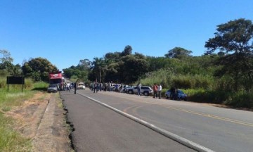 Protesto de caminhoneiros entra no segundo dia e tem aumento na ades�o no Oeste Paulista