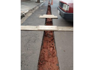 Moradora reclama de buracos abertos pela Sabesp na Rua Dr. Taves