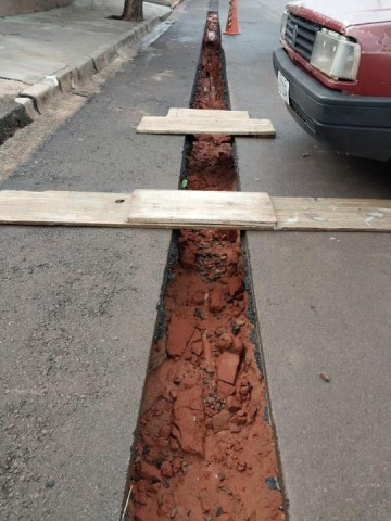 Moradora reclama de buracos abertos pela Sabesp na Rua Dr. Taves