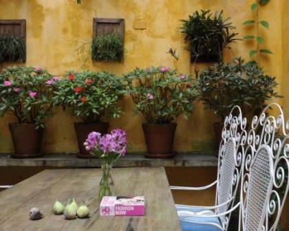 No projeto do paisagista Douglas Brand�o, a bancada demoli��o tem vasos de azaleias (Foto Marcelo Magnani/Editora Globo)