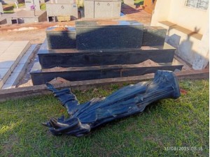 V�DEO: Bandidos danificam e vandalizam t�mulos do Cemit�rio de Osvaldo Cruz