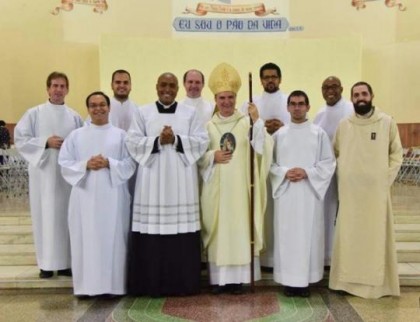 Dom Luiz Antnio Cipollini, ao lado dos seminaristas que sero ordenados diconos (Foto: PASCOM)