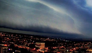 V�DEO: Morador registra nuvem �gigante� no c�u de Ourinhos antes de tempestade