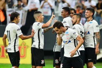 Arana mostra a letra L para J em comemorao recente de um gol do Corinthians (Foto: Marcos Ribolli)