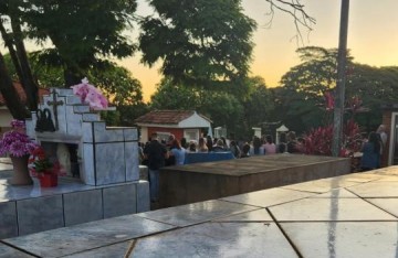 Professora Eliana Pereira Neves � sepultada 48 dias ap�s ser encontrada morta carbonizada em porta-malas de carro, em Regente Feij�