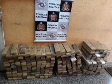 Motorista levanta suspeitas em rodovia e Pol�cia Militar apreende mais de 200 kg de maconha em caminh�o-tanque